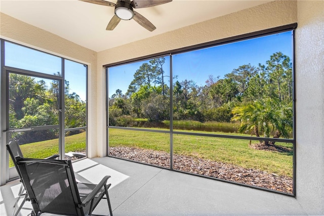 sunroom with ceiling fan