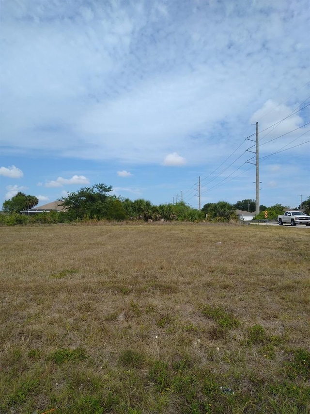 Listing photo 2 for 2710 NE 6th Ave, Cape Coral FL 33909