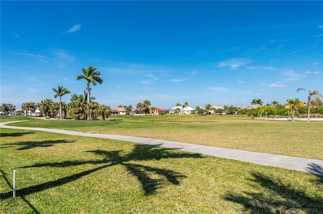 view of property's community featuring a lawn