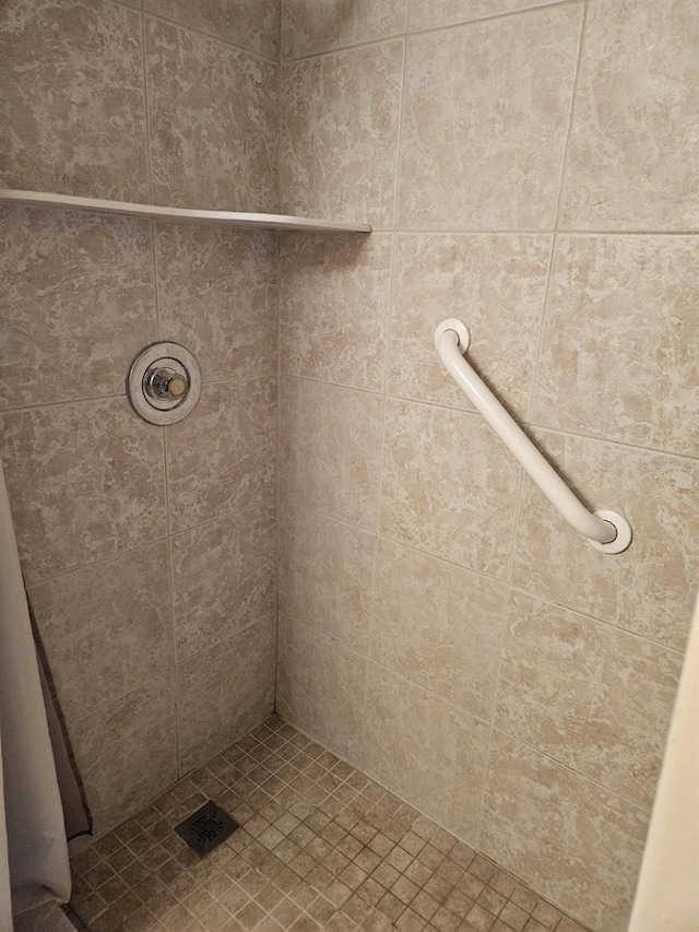 bathroom featuring a tile shower