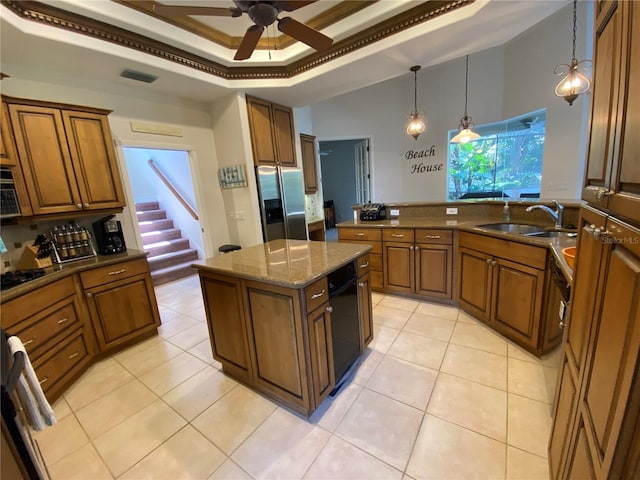 kitchen with stainless steel fridge with ice dispenser, sink, a center island with sink, decorative light fixtures, and ceiling fan