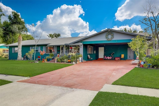 view of front facade featuring a front lawn