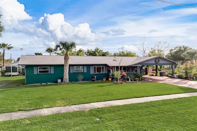 view of front of house featuring a front yard and a carport