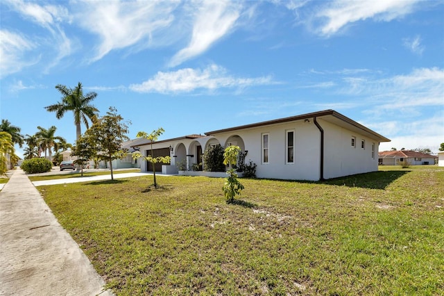 view of front of property featuring a front yard