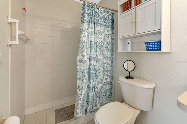 bathroom featuring a shower with curtain and toilet