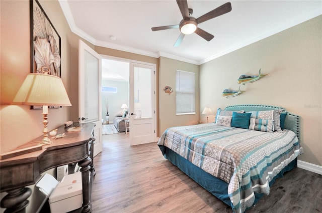 bedroom featuring crown molding, light hardwood / wood-style floors, and ceiling fan