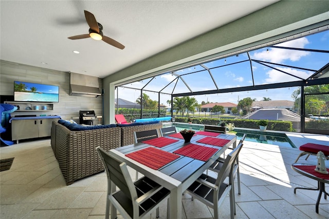 sunroom with ceiling fan