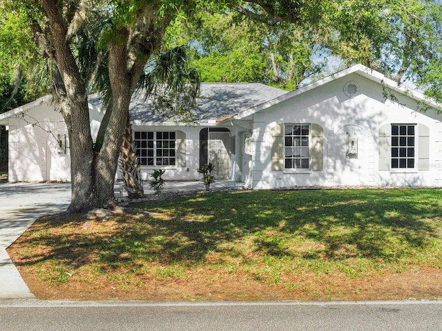 ranch-style home featuring a front lawn