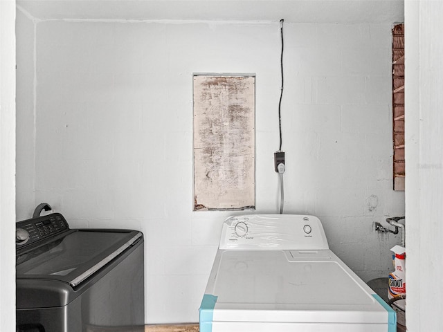 clothes washing area with electric dryer hookup and independent washer and dryer