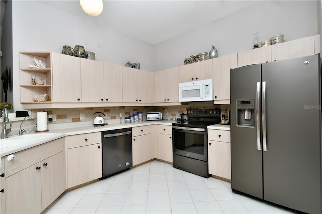 kitchen with light tile floors, stainless steel fridge with ice dispenser, range with electric stovetop, dishwashing machine, and tasteful backsplash