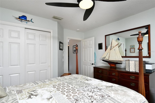 bedroom featuring a closet, ceiling fan, and a textured ceiling