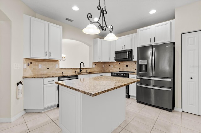 kitchen featuring range with electric cooktop, sink, pendant lighting, stainless steel fridge with ice dispenser, and a center island