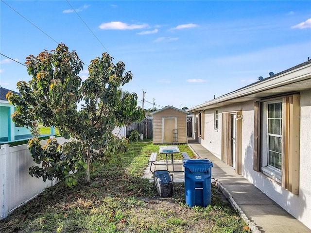 view of yard featuring a storage unit