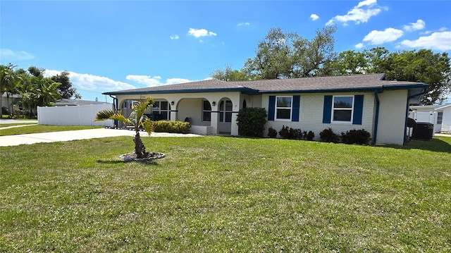 view of front of property featuring a front lawn