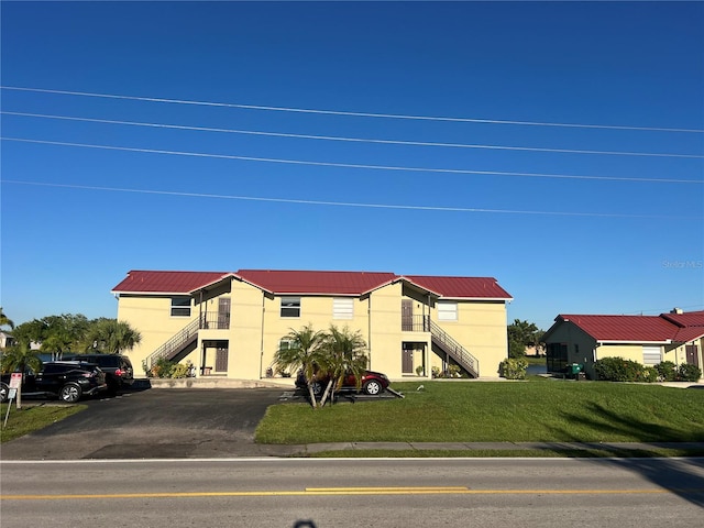 view of front of home with a front lawn