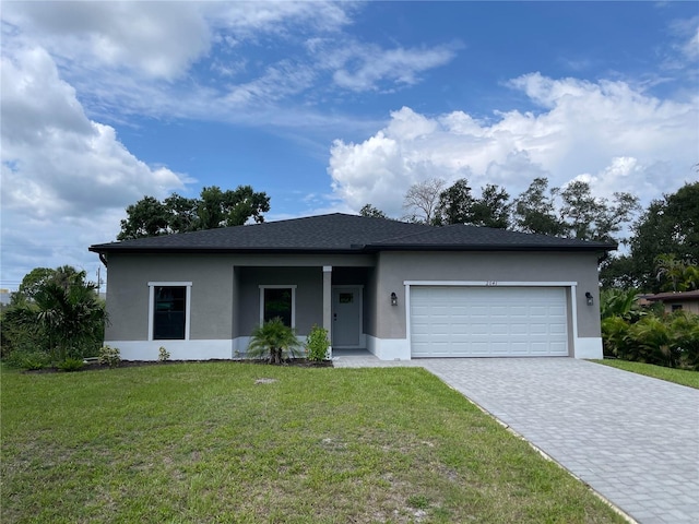 view of front of house featuring a front lawn and a garage