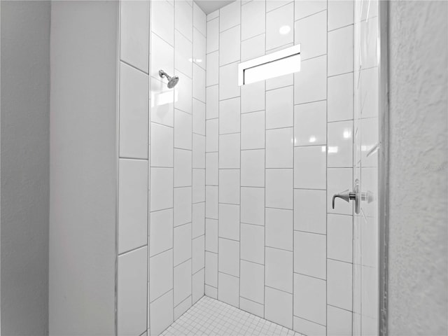 bathroom featuring tiled shower