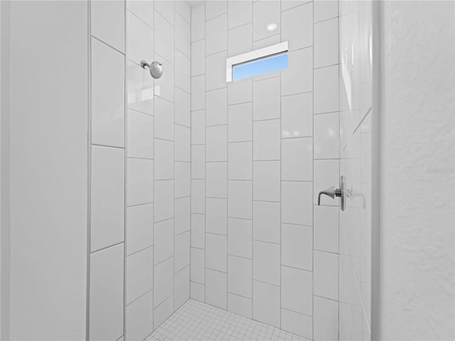 bathroom featuring a tile shower