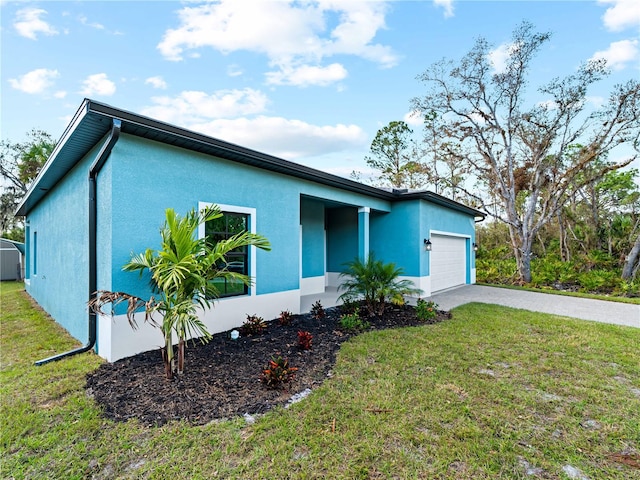 view of front of home featuring a front lawn and a garage