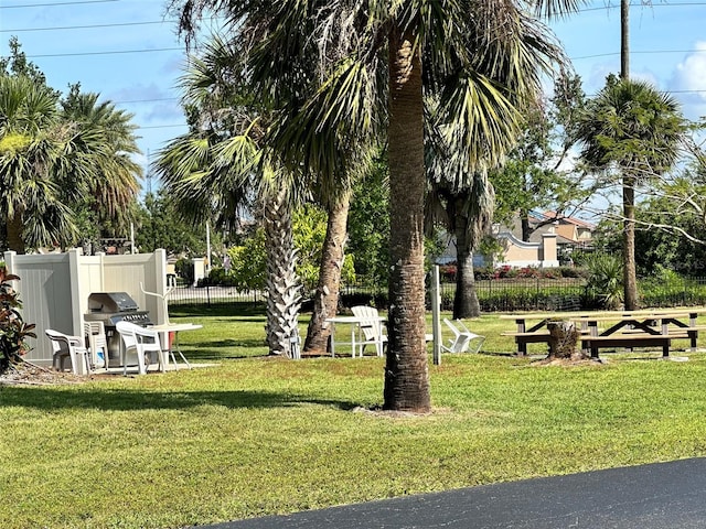 view of property's community featuring a lawn