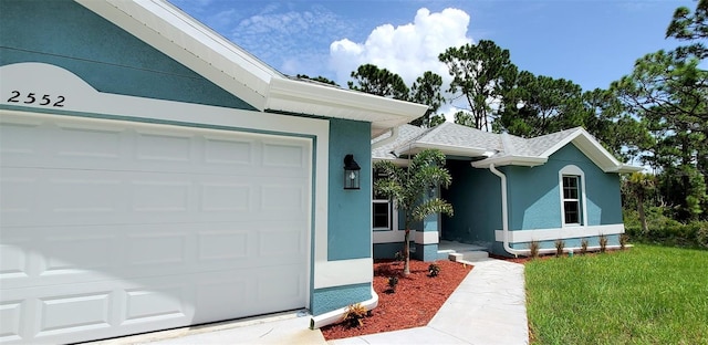 view of front facade with a front yard and a garage