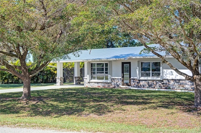 view of front of home featuring a front lawn