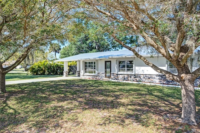 single story home with a front lawn