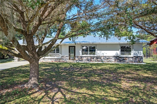 ranch-style house featuring a front lawn