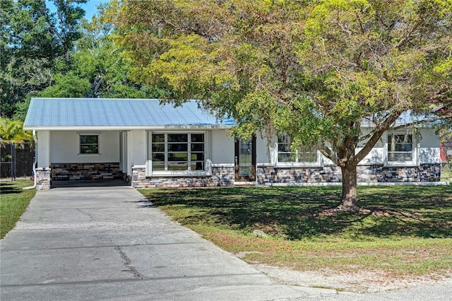 view of front facade featuring a front lawn