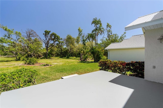 view of yard with a patio area