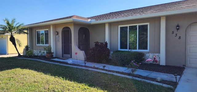 single story home featuring a front lawn