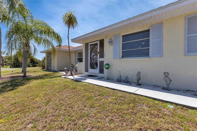 ranch-style home featuring a front lawn