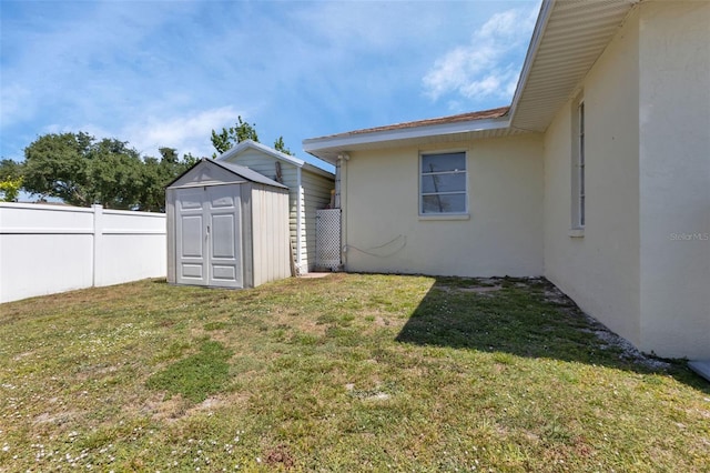 view of yard with a storage shed