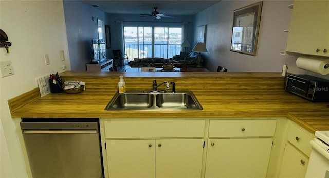 kitchen with kitchen peninsula, stainless steel dishwasher, ceiling fan, sink, and range