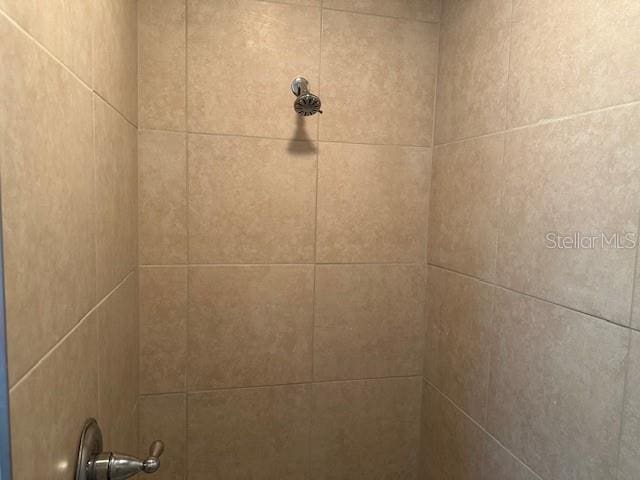 room details featuring a tile shower