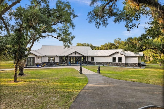 ranch-style house featuring a front yard