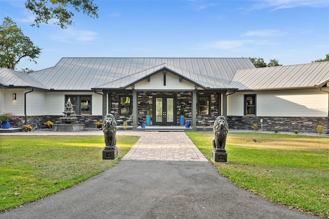 ranch-style home featuring a front lawn