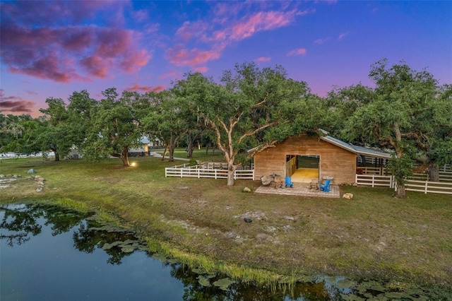 view of yard at dusk