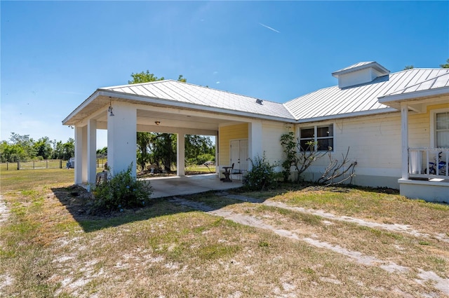 view of front of house featuring a patio area and a front lawn