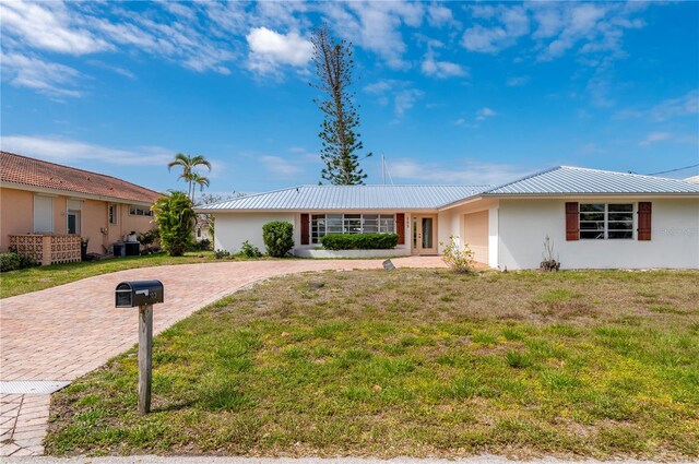 single story home featuring a front yard