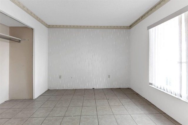 empty room featuring light tile patterned floors