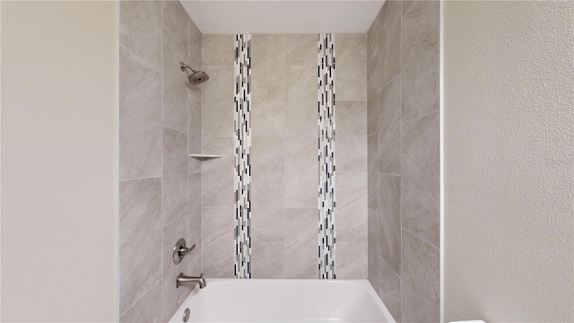 bathroom featuring tiled shower / bath