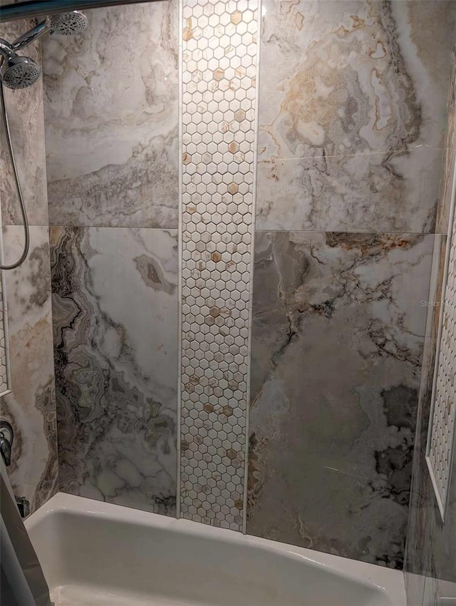 bathroom featuring tiled shower / bath