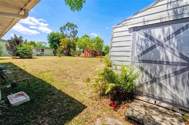 view of yard featuring a shed