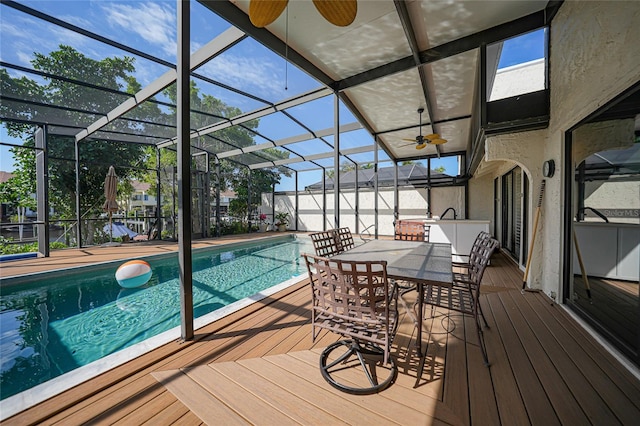 sunroom featuring ceiling fan