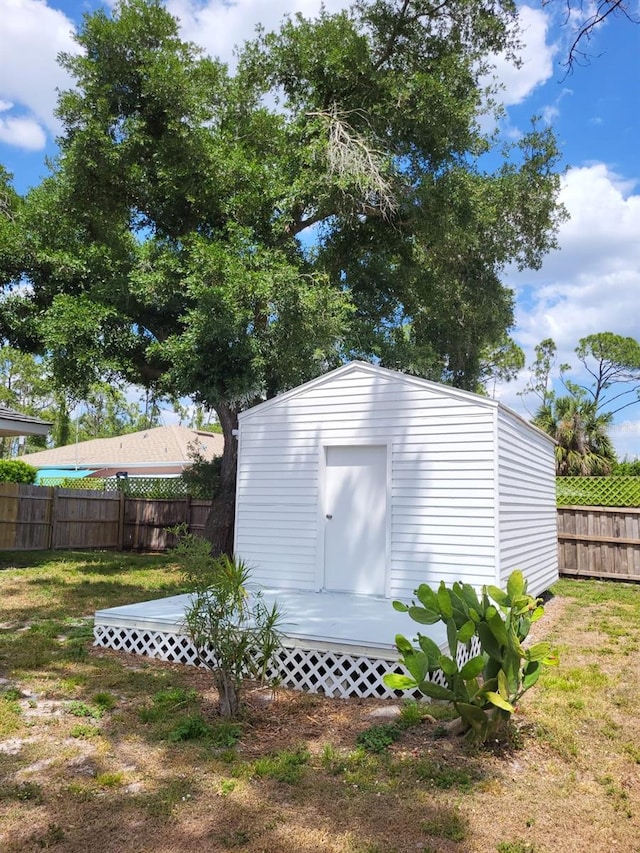 view of outdoor structure with a yard