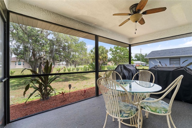 sunroom with ceiling fan