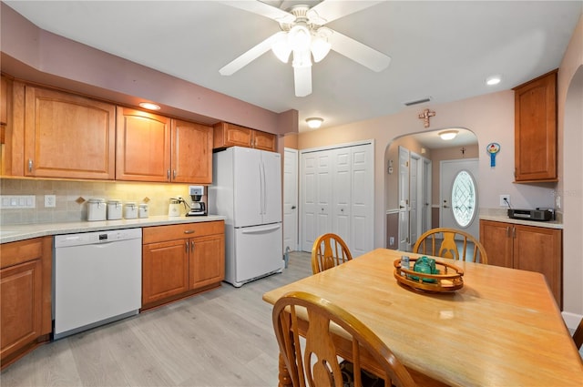 kitchen with tasteful backsplash, ceiling fan, light hardwood / wood-style floors, and white appliances