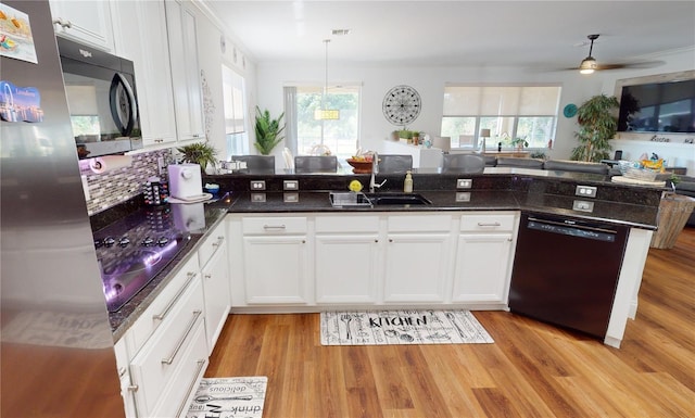 kitchen featuring light wood-type flooring, sink, black appliances, kitchen peninsula, and ceiling fan