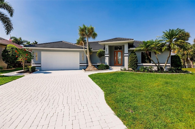 view of front of house featuring a front yard and a garage